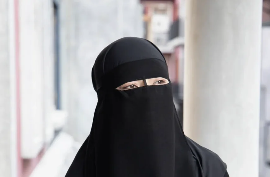 Nikab-dragende Karima vertelt voor het eerst wat er &eacute;cht bij de visboer gebeurde