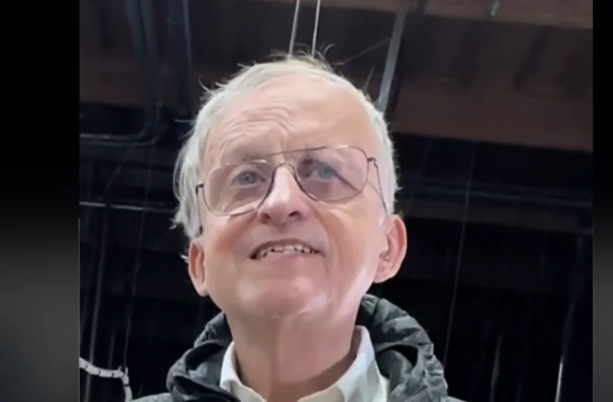 John (70) krijgt een triest geschenk van zijn werkgever na 42 jaar trouwe dienst.