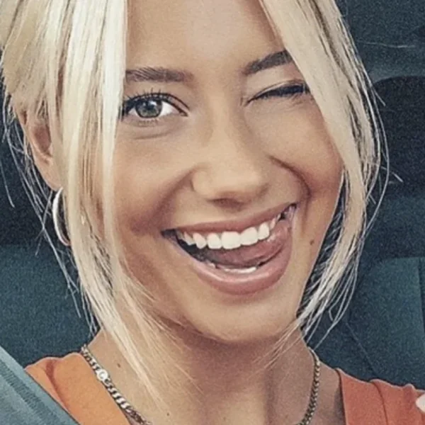 Zien: Celine Van Ouytsel poseert in lingerie en open blouse