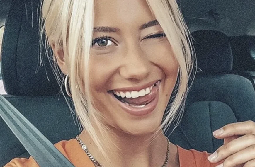 Zien: Celine Van Ouytsel poseert in lingerie en open blouse