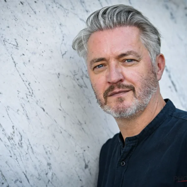 Kurt Rogiers reageert op commentaren nadat hij op tv James Cooke gekust heeft