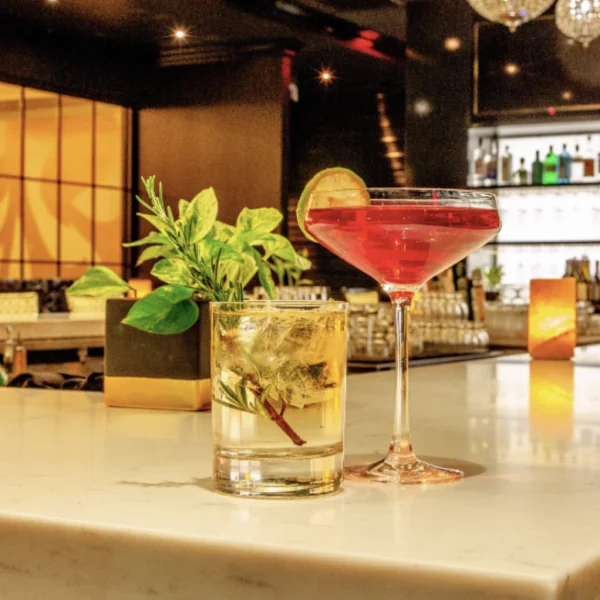 Vrouw ziet andere dame die haar man briefje overhandigt met de tekst: &lsquo; Bedankt voor gisteravond&rsquo;