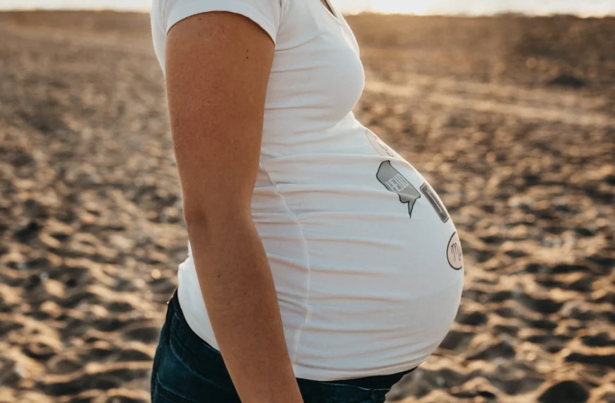 Een stralende zwangere vrouw poseert op de foto &ndash; let op de verschijning rechts!