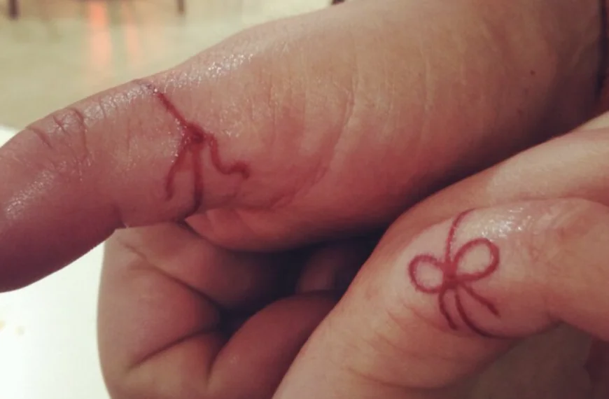 Als je iemand ziet met deze tattoo op zijn hand, weet je maar beter wat het wil zeggen