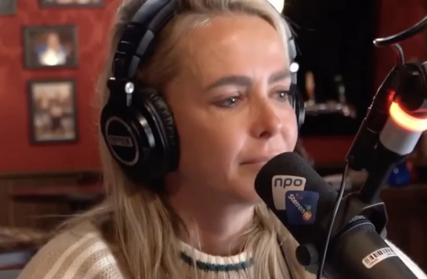 Monique Smit kan haar tranen niet bedwingen: &lsquo;Dit doet wel wat met je&rsquo;