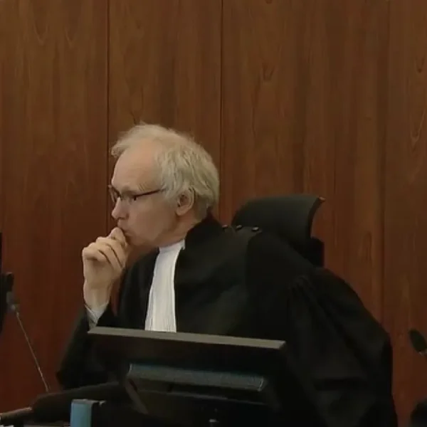 Hevig geëmotioneerde Ali B. breekt tijdens slotwoord