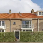 Funda-foto van badkamer gaat internet over vanwege opvallend rood item!