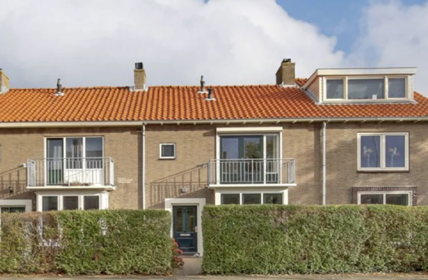 Funda-foto van badkamer gaat internet over vanwege opvallend rood item!