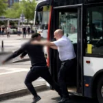 Buschauffeur is klaar met jochie en zet hem eruit