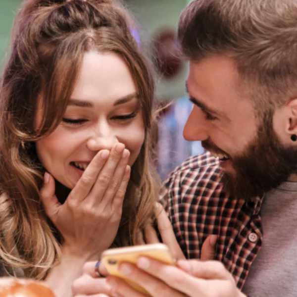 Man en vrouw op een blind date zijn verrast als ze ontdekken dat hun kinderen spiegelbeelden van elkaar zijn
