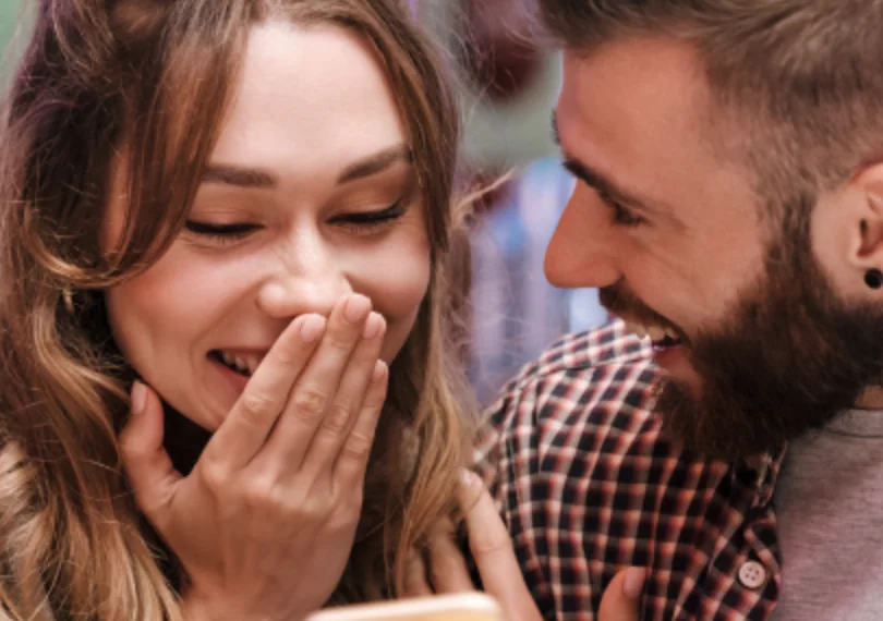 Man en vrouw op een blind date zijn verrast als ze ontdekken dat hun kinderen spiegelbeelden van elkaar zijn