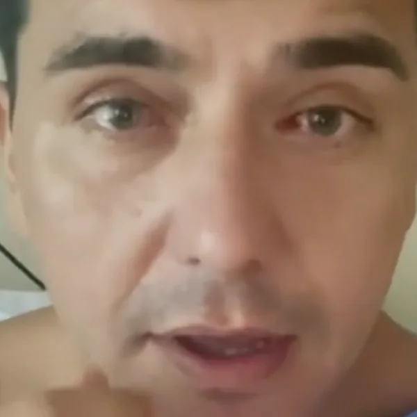 Jan Smit huilend in auto gespot