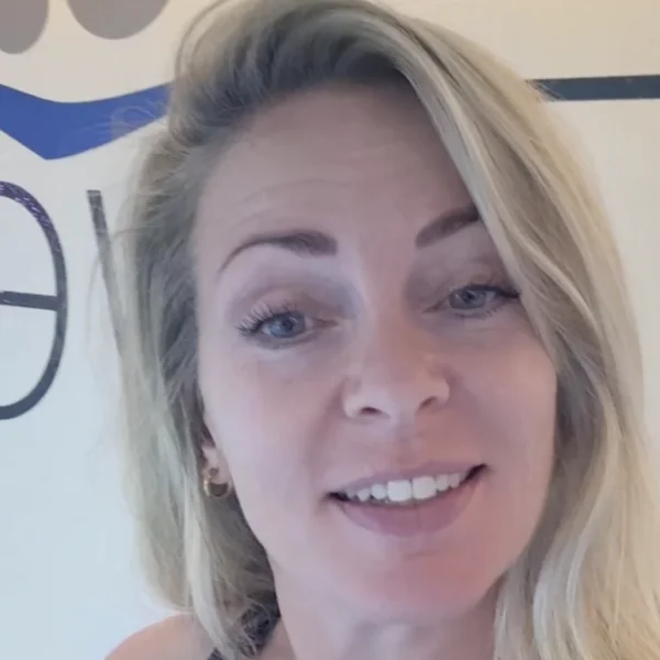 VIDEO: &lsquo;Kim de Zwemjuf&rsquo; uit Alkmaar laat TikTok ontploffen en maakt zwemles weer populair