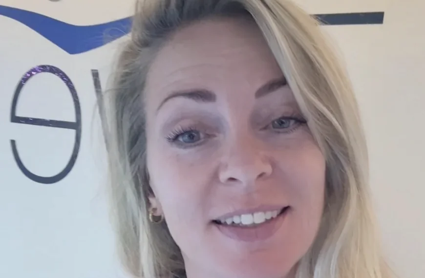 VIDEO: &lsquo;Kim de Zwemjuf&rsquo; uit Alkmaar laat TikTok ontploffen en maakt zwemles weer populair