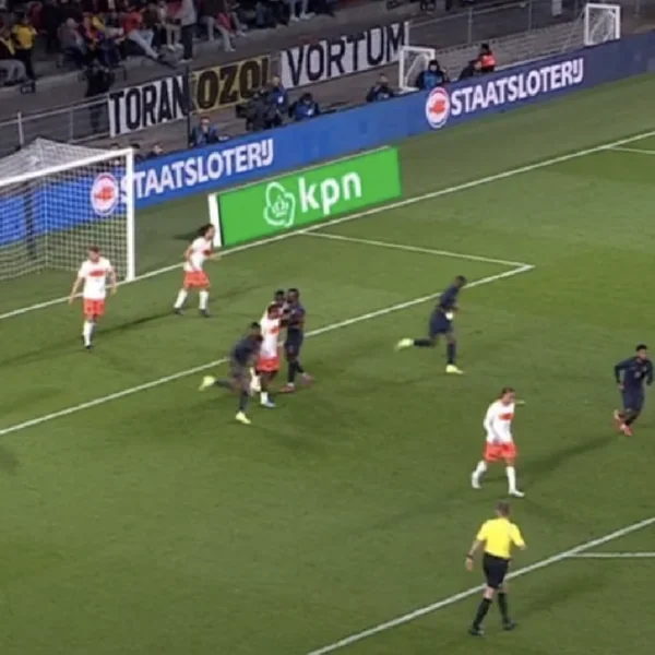 Oranje-kijkers gaan helemaal los om resultaat tegen Ecuador en wijzen &eacute;&eacute;n schuldige aan