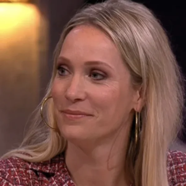 Heel zeldzaam: H&eacute;l&egrave;ne Hendriks samen met haar bejaarde vriend in het openbaar gespot