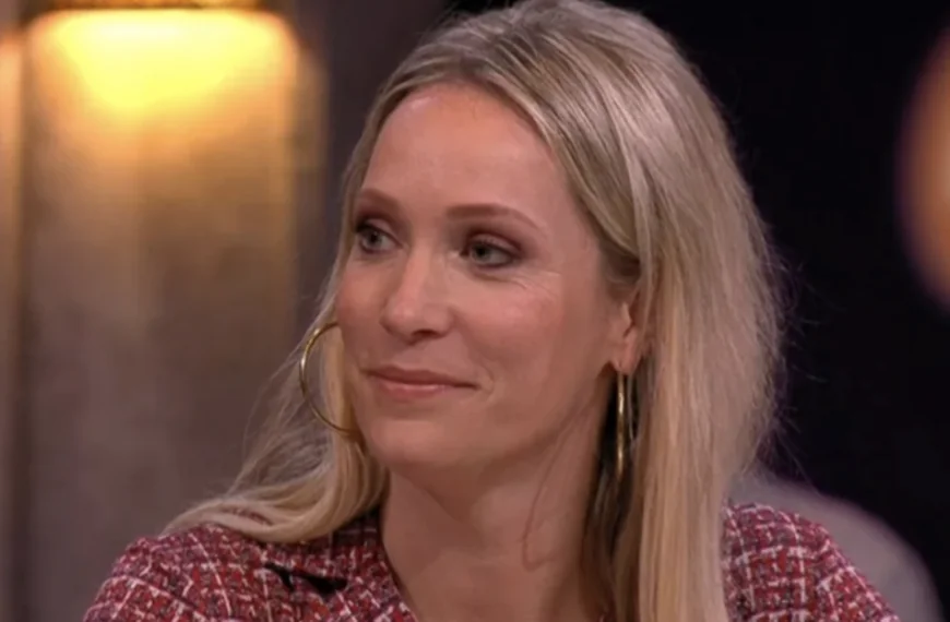 Heel zeldzaam: H&eacute;l&egrave;ne Hendriks samen met haar bejaarde vriend in het openbaar gespot