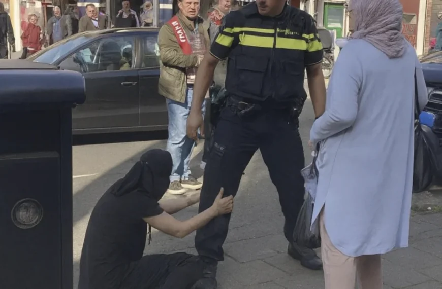 VIDEO: Discussie om knetterharde ingreep van politieagent tegen twee vrouwen met hoofddoek in Utrecht