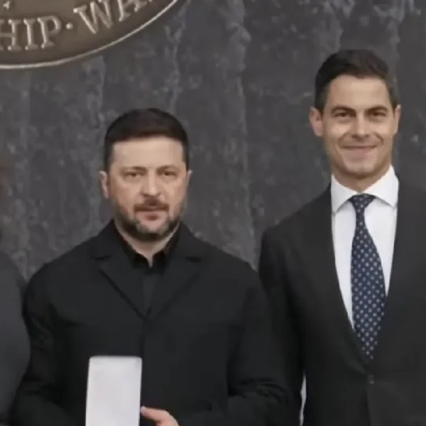 Tolk van Zelensky vergeet microfoon uit te zetten en gaat los: DIT wordt er gezegd