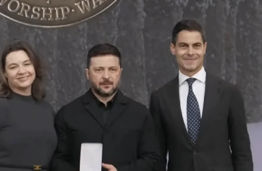 Tolk van Zelensky vergeet microfoon uit te zetten en gaat los: DIT wordt er gezegd
