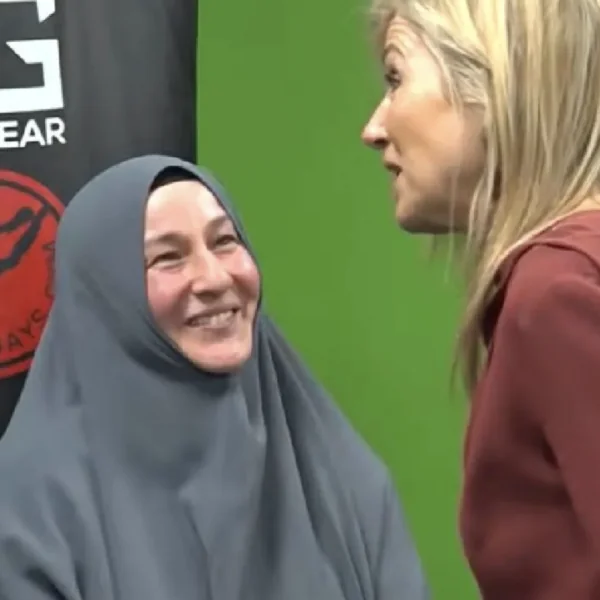 Moslim geeft M&aacute;xima geen hand in buurthuis, beelden zorgen voor discussie