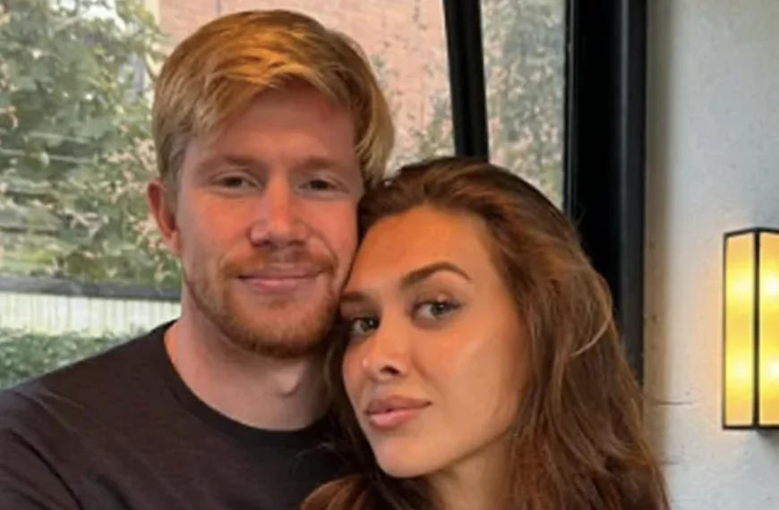 Mich&egrave;le Lacroix, de vriendin van Kevin De Bruyne, gaat los met haar vriendin en laat zich helemaal zien in bikini