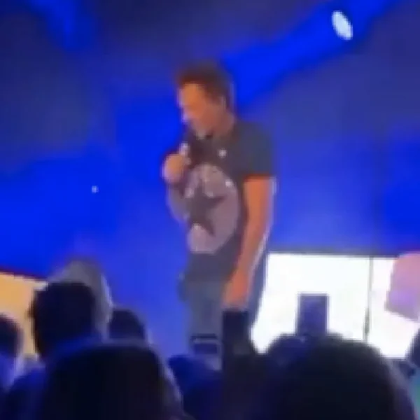 Optreden Gerard Joling loopt uit de hand: Zanger op de vuist met jongen uit publiek