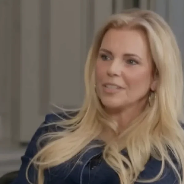 MAFS-Sandra gespot op terras met een jongere man en dat is hele bekende