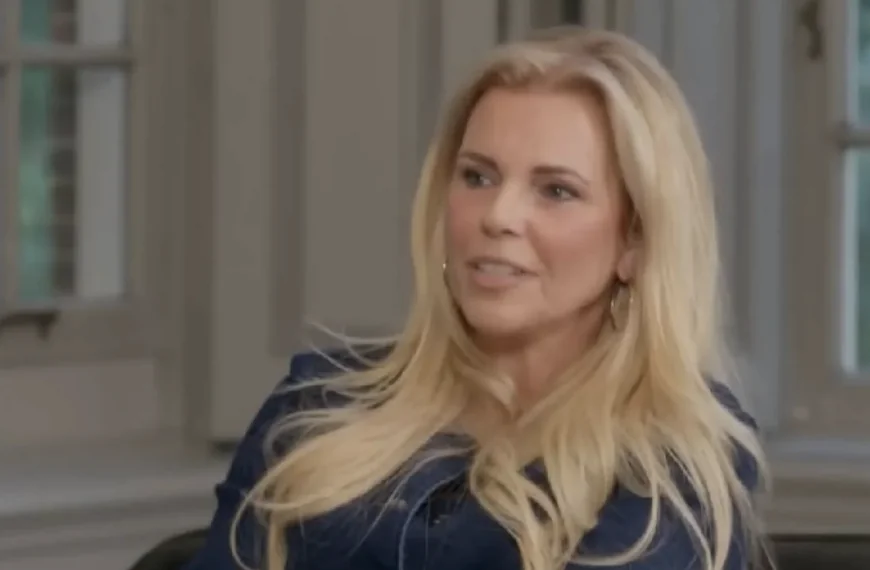 MAFS-Sandra gespot op terras met een jongere man en dat is hele bekende