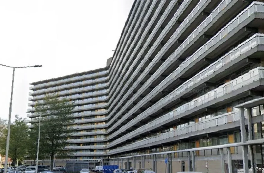 Twee kinderen (16 en (14) kort na elkaar van flat in Capelle gesprongen