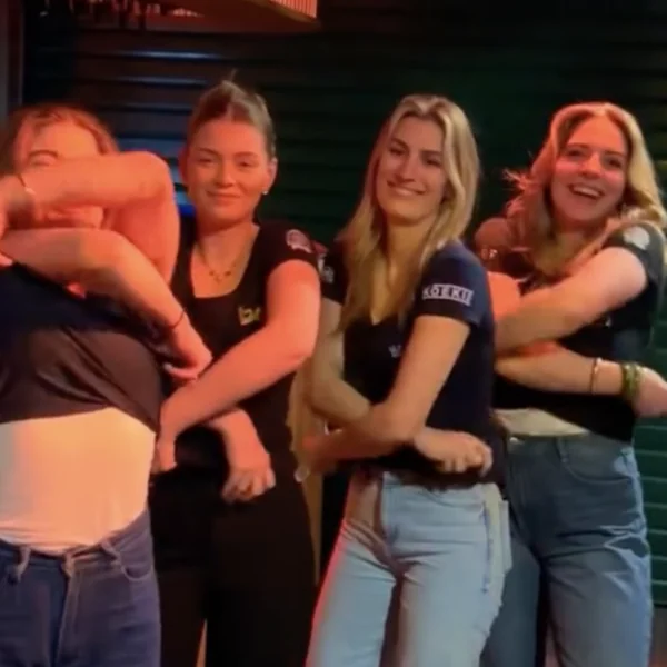 VIDEO: Barvrouwen van Cafe de Fuik beloven 18+ kalender voor gasten: loopt iets anders