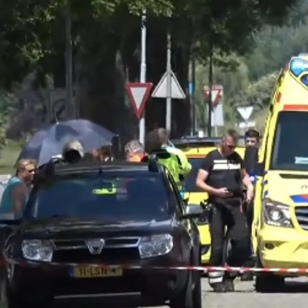 Auto met migranten ramt door controle