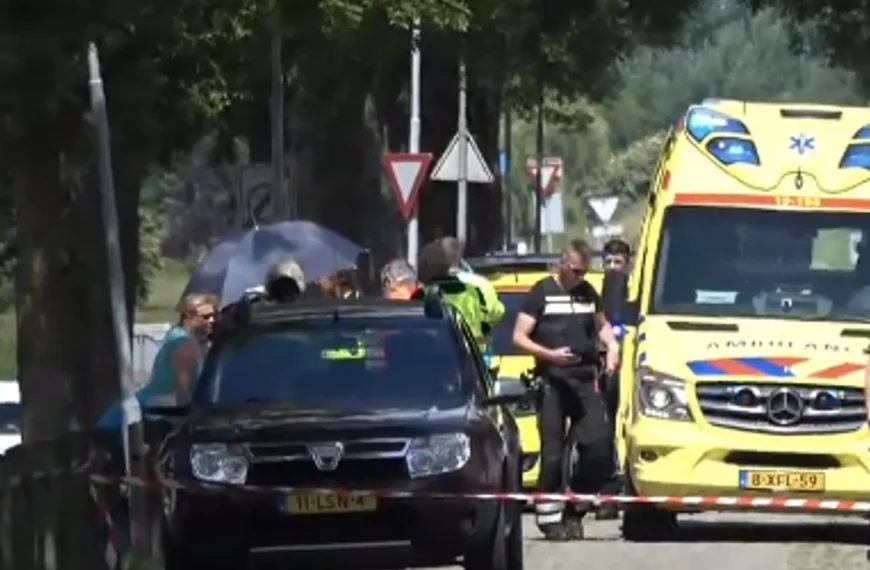 Auto met migranten ramt door controle