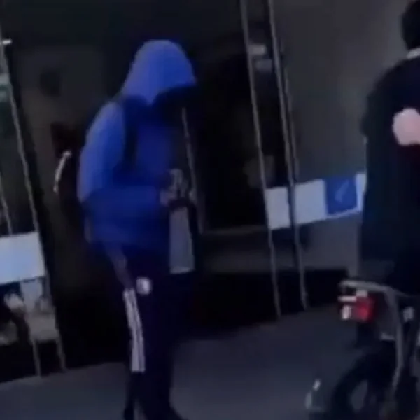 Jongeren smijten Cobra 6 bij ingang familiezwembad naar binnen