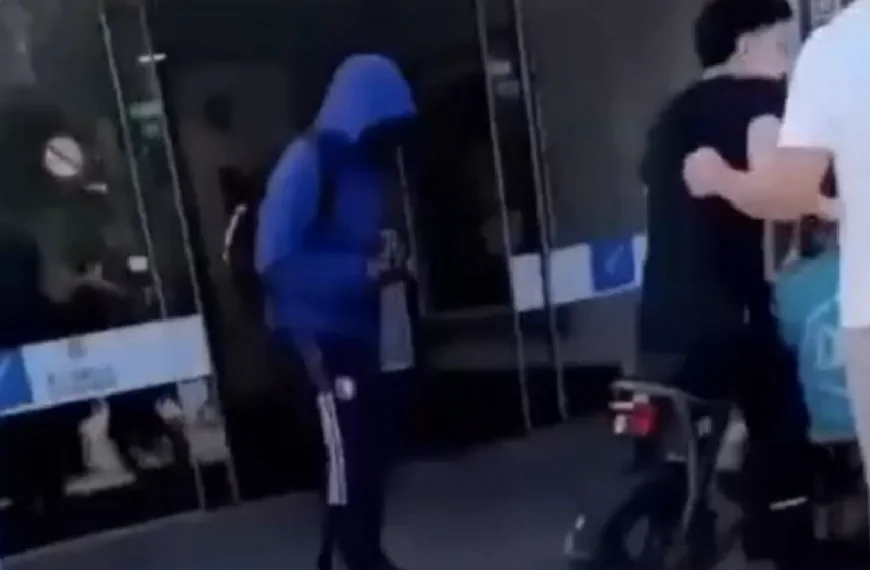 Jongeren smijten Cobra 6 bij ingang familiezwembad naar binnen