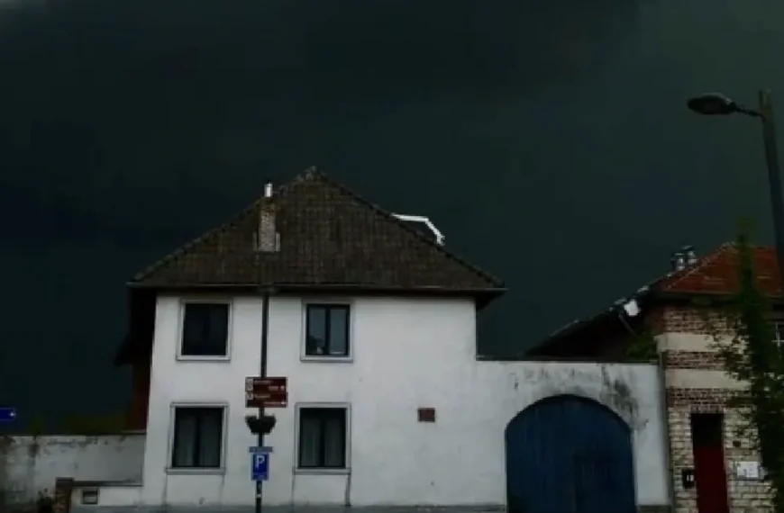 Zwaar noodweer: Putdeksels komen omhoog en kunnen hoeveelheid regen niet aan