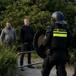 ME ingezet bij protest tegen azc in Apeldoorn: meerdere aanhoudingen na ongeregeldheden