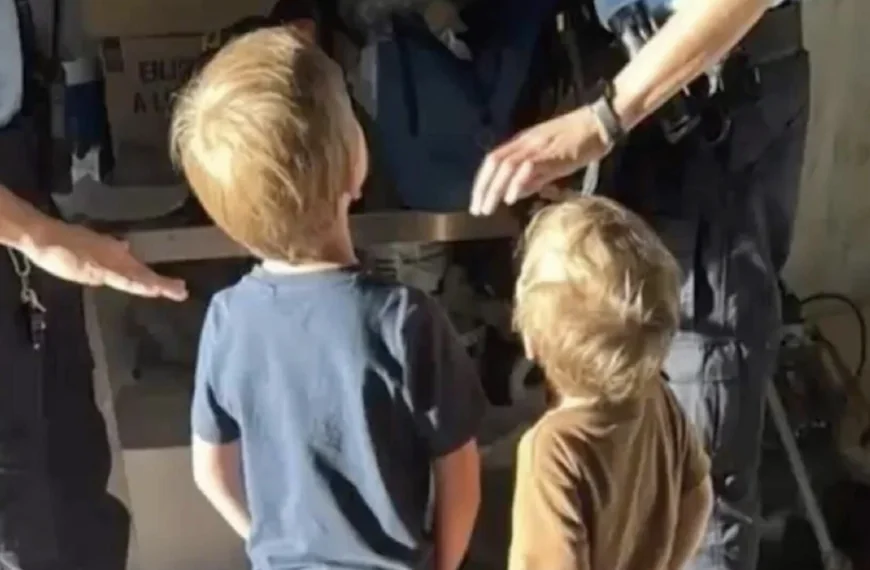 Ouders laten kinderen (3 en 5) geblinddoekt achter in bos en rijden weg
