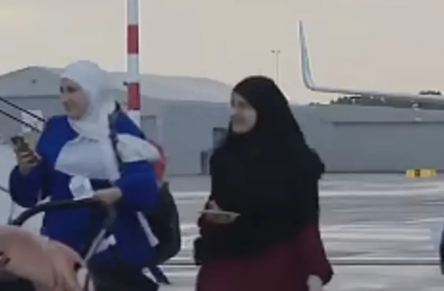 84 Syriërs vertrekken met vliegtuig uit Nederland: ´Dit bedrag krijgen ze mee´