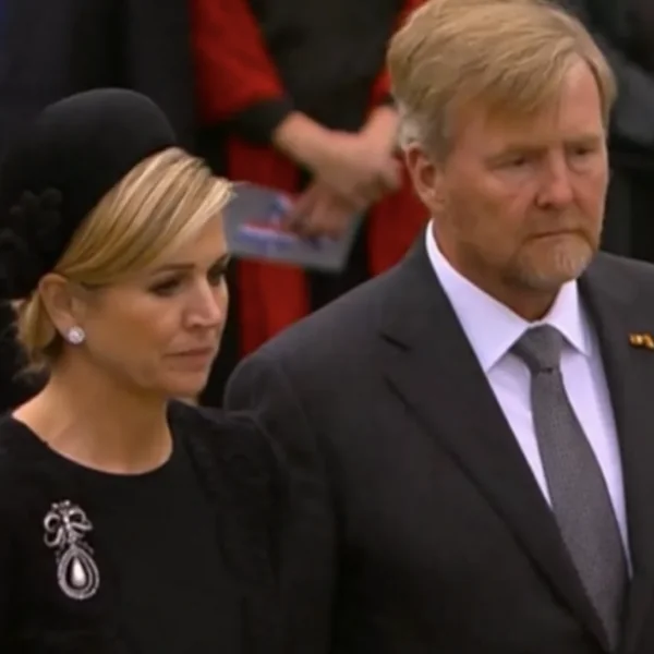Kijkers storen zich tijdens Dodenherdenking massaal aan &lsquo;ongepaste&rsquo; actie van Koningin M&aacute;xima!