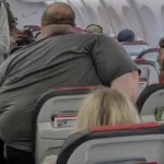 Luchtvaartmaatschappijen geadviseerd regels aan te passen na foto van zwaarlijvige passagier